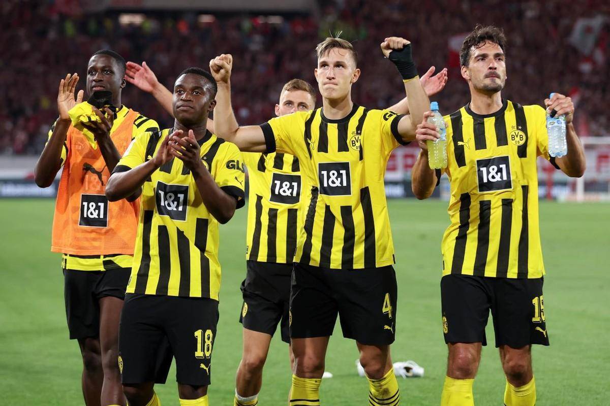 沙尔克爆冷战胜法兰克福，全取三分，振奋人心