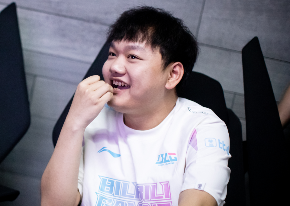 关于100T碾压JDG，Scout关键团战开团秒人顶尖较量小组赛，强势挺进下一轮的信息